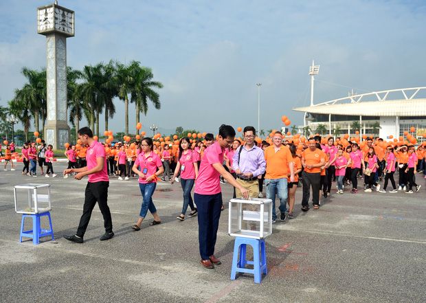 Ngay sau đ&oacute; l&agrave; m&agrave;n quy&ecirc;n g&oacute;p ủng hộ, chung tay c&ugrave;ng nạn nh&acirc;n da cam của mọi người.