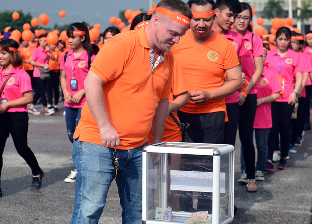 Hàng ngàn sinh viên xuống đường đi bộ vì nạn nhân da cam