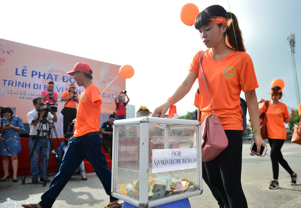 C&aacute;c t&igrave;nh nguyện vi&ecirc;n đ&oacute;ng g&oacute;p một ch&uacute;t tấm l&ograve;ng nhỏ của m&igrave;nh cho quỹ hỗ trợ nạn nh&acirc;n da cam.