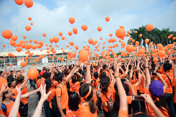 M&agrave;n thả b&oacute;ng bay thể hiện sự quyết t&acirc;m, nhiệt huyết của tuổi trẻ v&agrave; sự chung tay của c&aacute;c t&igrave;nh nguyện vi&ecirc;n, sinh vi&ecirc;n học sinh v&agrave; mọi người đối với c&aacute;c nạn nh&acirc;n da cam.
