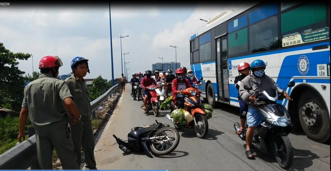 Chiếc xe m&aacute;y của người phụ nữ tại hiện trường.