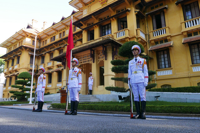 Lễ thượng cờ Hiệp hội c&aacute;c quốc gia Đ&ocirc;ng Nam &Aacute; ASEAN được tổ chức tại trụ sở Bộ Ngoại giao tại Ba Đ&igrave;nh, H&agrave; Nội. Từ 7h s&aacute;ng, c&aacute;c th&agrave;nh vi&ecirc;n của đội danh dự đ&atilde; c&oacute; mặt tại s&acirc;n lớn ph&iacute;a trước trụ sở để chuẩn bị cho buổi lễ.