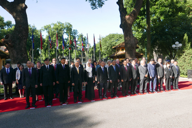 Lễ thượng cờ ASEAN c&oacute; sự tham dự của l&atilde;nh đạo Bộ Ngoại giao, l&atilde;nh đạo một số Ban, Bộ, Ng&agrave;nh, UBND TP H&agrave; Nội, c&ugrave;ng c&aacute;c Đại sứ, Đại biện v&agrave; đại diện Đại sứ qu&aacute;n c&aacute;c nước ASEAN v&agrave; c&aacute;c Đối t&aacute;c của ASEAN tại H&agrave; Nội.