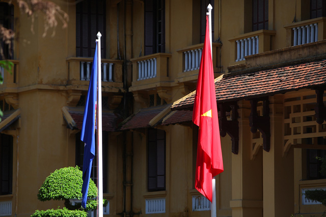 Cờ Hiệp hội c&aacute;c quốc gia Đ&ocirc;ng Nam &Aacute; ASEAN b&ecirc;n cạnh Quốc kỳ Việt Nam. ASEAN h&igrave;nh th&agrave;nh dựa tr&ecirc;n Tuy&ecirc;n bố Băng Cốc năm 1967, với hai mục ti&ecirc;u cơ bản: Phấn đấu để ASEAN trở th&agrave;nh tổ chức quy tụ tất cả c&aacute;c nước Đ&ocirc;ng Nam &Aacute;; Phấn đấu để Đ&ocirc;ng Nam &Aacute; trở th&agrave;nh một khu vực ho&agrave; b&igrave;nh, tự do v&agrave; thịnh vượng.