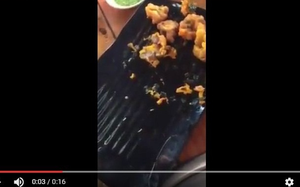 Clip ghi lại h&igrave;nh ảnh sụn g&agrave; c&oacute; d&ograve;i ở nh&agrave; h&agrave;ng nướng C.B.