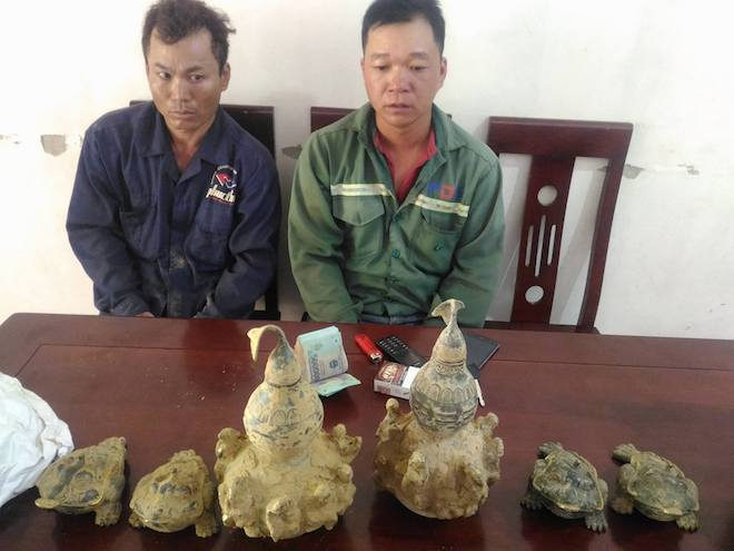 Hai đối tượng v&agrave; tang vật tại cơ quan điều tra.