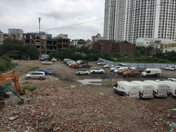 B&atilde;i tr&ocirc;ng xe kh&ocirc;ng ph&eacute;p tr&ecirc;n đất dự &aacute;n.