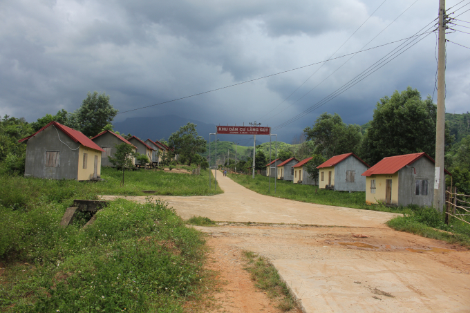 Nh&agrave; t&aacute;i định cư c&oacute; khu&ocirc;n mẫu đẹp, sạch sẽ, lại quy hoạch, nhưng b&agrave; con chỉ thiếu đất sản xuất n&ecirc;n họ đ&atilde; trở về l&agrave;ng cũ