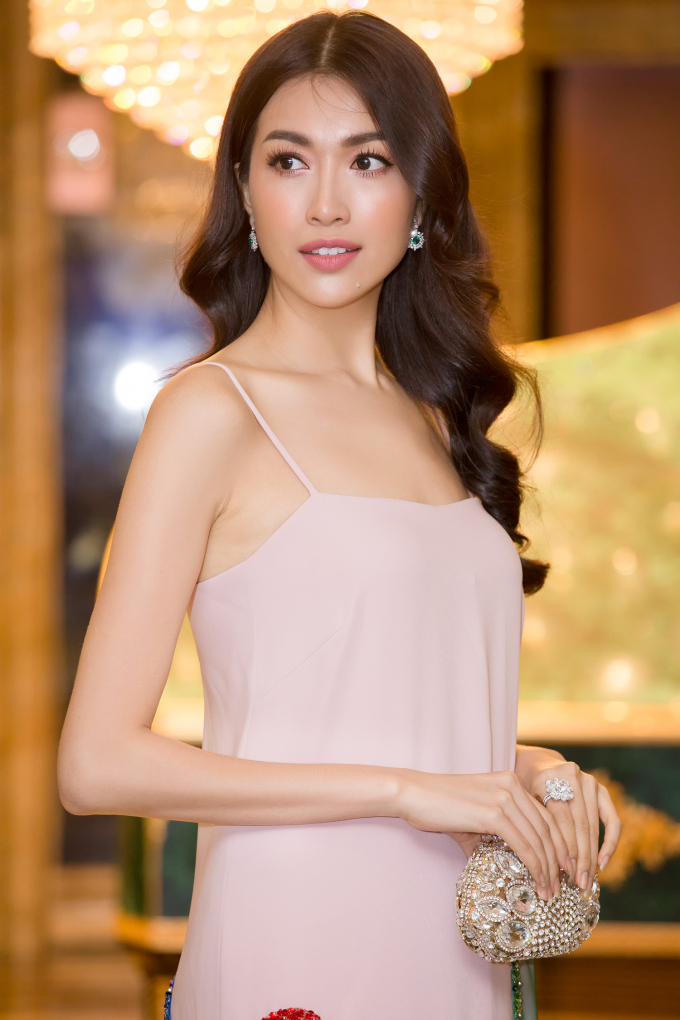 Lệ Hằng diện v&aacute;y hai d&acirc;y, đeo trang sức kim cương đi dự sự kiện