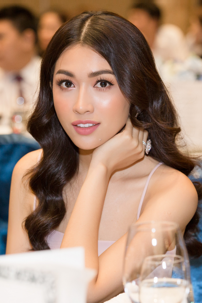 Lệ Hằng diện v&aacute;y hai d&acirc;y, đeo trang sức kim cương đi dự sự kiện