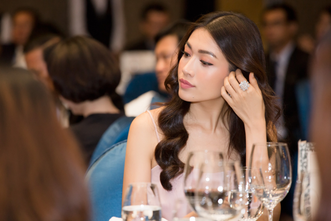 Lệ Hằng diện v&aacute;y hai d&acirc;y, đeo trang sức kim cương đi dự sự kiện