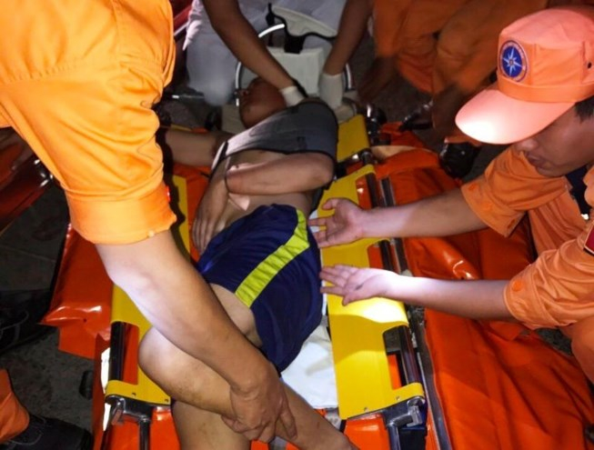 Thuyền vi&ecirc;n Nguyễn Văn Vương được cấp cứu kịp thời.