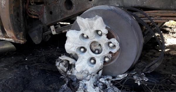 Người đàn ông may mắn thoát ra khỏi chiếc xe ô tô bốc cháy dữ dội