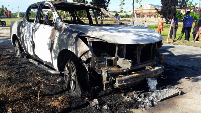 Chiếc xe chỉ c&ograve;n trơ lại phần khung sắt sau vụ hỏa hoạn.