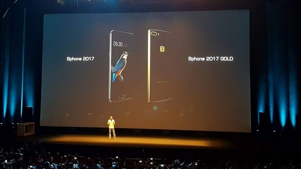 BPhone 2017 Gold phi&ecirc;n bản cao cấp với cấu h&igrave;nh mạnh mẽ tương đương c&aacute;c mẫu smartphone h&agrave;ng đầu thế giới hiện nay, nhưng gi&aacute; b&aacute;n v&agrave; ng&agrave;y ra mắt sản phẩm vẫn c&ograve;n để ng&otilde;