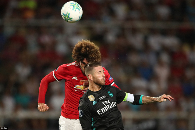 Fellaini đổ m&aacute;u sau t&igrave;nh huống va chạm với Ramos