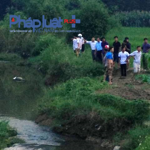 Hiện trường nơi ph&aacute;t hiện thi thể nạn nh&acirc;n (Ảnh: Đ&agrave;o Tấn)