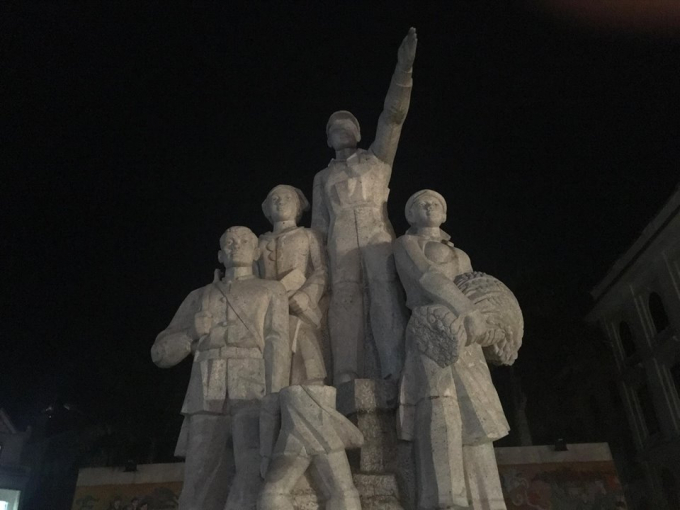 Bức tượng bị đổ một phần khiến một ch&aacute;u b&eacute; bị thương.