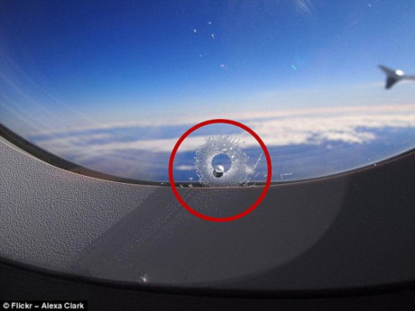 Những m&oacute;n đồ c&oacute; thể cứu mạng kh&aacute;ch đi m&aacute;y bay