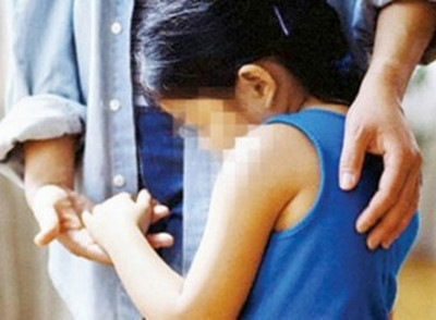 &Ocirc;ng Chung nhiều lần gọi học tr&ograve; l&ecirc;n ph&ograve;ng rồi s&agrave;m sỡ. (Ảnh minh họa).