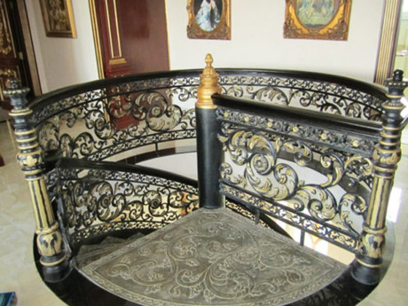 Thiết kế cầu thang tinh tế cầu kỳ. Những vị tr&iacute; trung gian giữa c&aacute;c ph&ograve;ng lu&ocirc;n được b&agrave;i tr&iacute; tranh treo tường. Ảnh: D&acirc;n Việt.