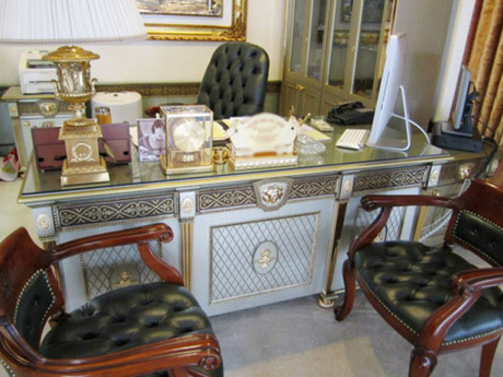 Trong ph&ograve;ng l&agrave;m việc v&agrave; ph&ograve;ng kh&aacute;ch lưu giữ những đồ cổ đắt tiền như: chiếc đồng hồ cổ bằng đồng thau mang đậm dấu ấn của nền văn h&oacute;a Ph&aacute;p, Ấn Độ. Ảnh: D&acirc;n Việt.