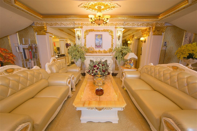 Người đẹp cho x&acirc;y hai ph&ograve;ng kh&aacute;ch nằm ở tầng lửng v&agrave; tầng một. T&ugrave;y theo buổi gặp gỡ, c&ocirc; sẽ tiếp kh&aacute;ch ở một trong hai ph&ograve;ng n&agrave;y.