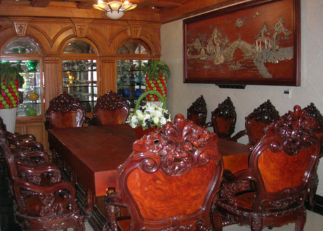 Bộ b&agrave;n gỗ ho&agrave;nh tr&aacute;ng trước ph&ograve;ng kh&aacute;ch c&oacute; thể v&agrave;i chục người khi&ecirc;ng mới nổi. Ảnh: Internet.