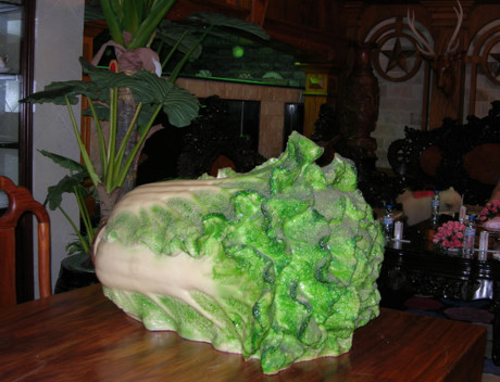 Biểu tượng bắp cải phong thủy được ngầm hiểu như chiếc t&uacute;i chứa tiền t&agrave;i, của cải. Khi tiền v&agrave;o t&uacute;i n&agrave;y sẽ sinh s&ocirc;i, nảy nở cuồn cuộn kh&ocirc;ng ngừng, thu h&uacute;t t&agrave;i lộc cho gia chủ. Ảnh: Internet.