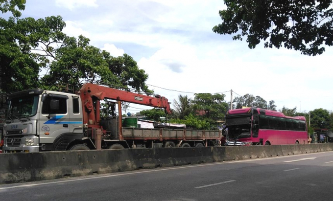 Do chủ động tr&aacute;nh chiếc xe tải nổ lốp, n&ecirc;n tai nạn đ&atilde; kh&ocirc;ng xảy ra thương vong. (Ảnh: A.Thắng)