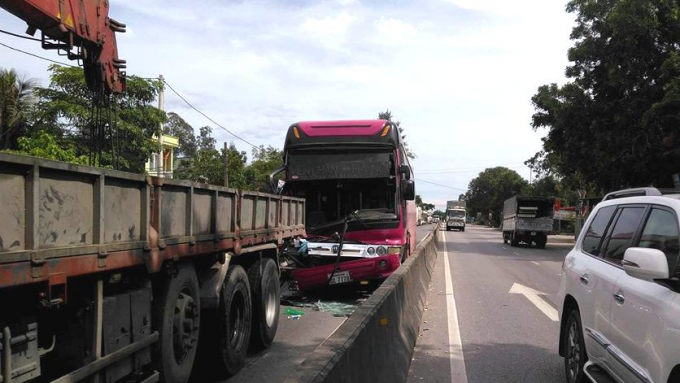 Phần đầu xe kh&aacute;ch chạy tuyến L&agrave;o - Việt Nam vỡ n&aacute;t, một h&agrave;nh kh&aacute;ch bị g&atilde;y ch&acirc;n. (Ảnh: A.Thắng)