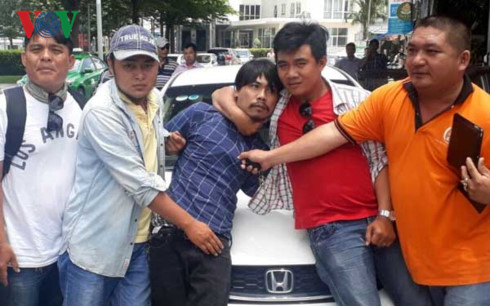 Nghi can bị nh&oacute;m &ldquo;hiệp sĩ&rdquo; bắt giữ. (Ảnh: Đ&agrave;i truyền h&igrave;nh Việt Nam)