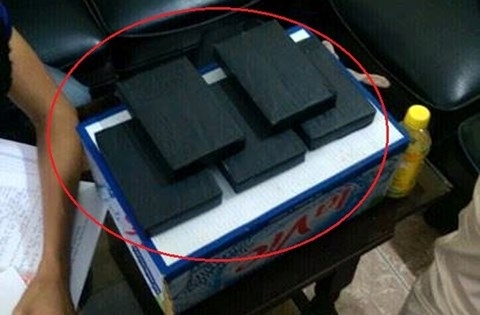 Hải Dương: Tóm gọn đôi nam nữ giấu 5 bánh heroin dưới gầm xe máy