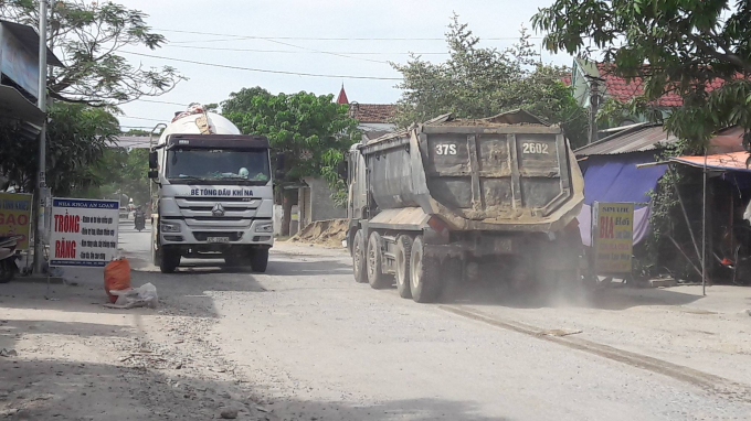 Mặc d&ugrave; đ&atilde; xuống cấp nghi&ecirc;m trọng nhưng mỗi ng&agrave;y tuyến đường vẫn phải c&ograve;ng lưng c&otilde;ng c&aacute;c phương tiện c&oacute; trọng tải lớn.