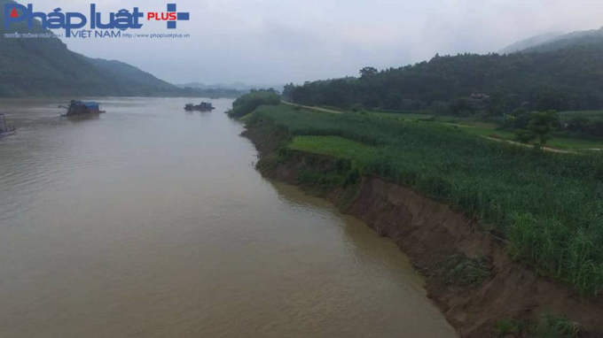 H&agrave;ng trăm m&eacute;t chạy d&agrave;i theo bờ s&ocirc;ng , đoạn thuộc th&ocirc;n M&atilde;n Sơn bị sạt lở nghi&ecirc;m trọng (Ảnh: Tiến vũ)