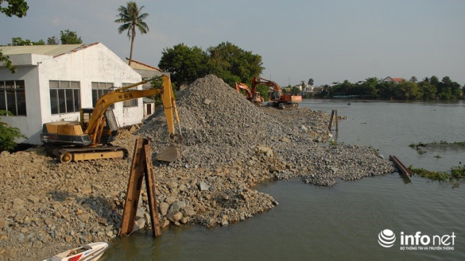 Một đoạn s&ocirc;ng Đồng Nai đang được san lấp do PV Infonet chụp ng&agrave;y 23/3/2015. (Ảnh: Nguyễn Cường)