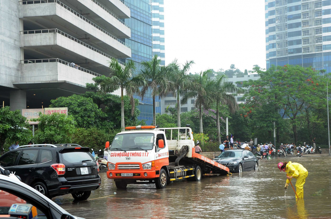 Đường Phạm H&ugrave;ng tập trung nhiều chung cư, cao ốc tại ph&iacute;a T&acirc;y H&agrave; Nội. Sau mỗi trận mưa lớn, đường lại biến th&agrave;nh s&ocirc;ng. Ảnh: Quang Quyết/TTXVN