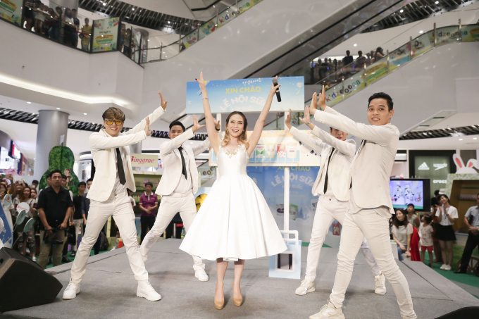 Mỹ T&acirc;m cười hết nấc khi được fan nh&iacute; &ocirc;m h&ocirc;n