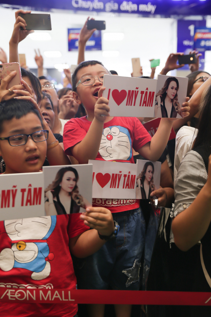 C&aacute;c fan nh&iacute; cũng c&oacute; mặt theo d&otilde;i nữ ca sĩ biểu diễn.&nbsp;