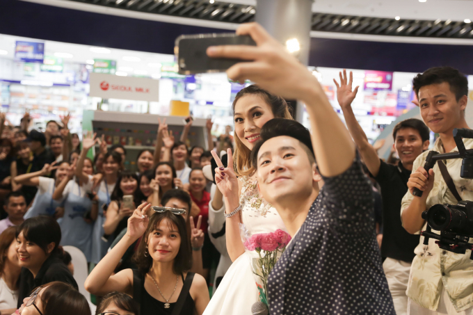 Mỹ T&acirc;m cười hết nấc khi được fan nh&iacute; &ocirc;m h&ocirc;n