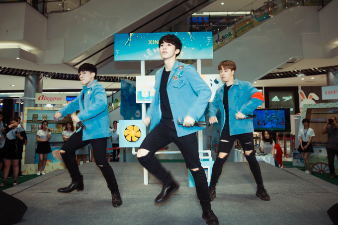 B&ecirc;n cạnh Mỹ T&acirc;m, buổi diễn c&ograve;n c&oacute; sự xuất hiện của nh&oacute;m Monstar ST319 được nhiều bạn trẻ y&ecirc;u th&iacute;ch.&nbsp;