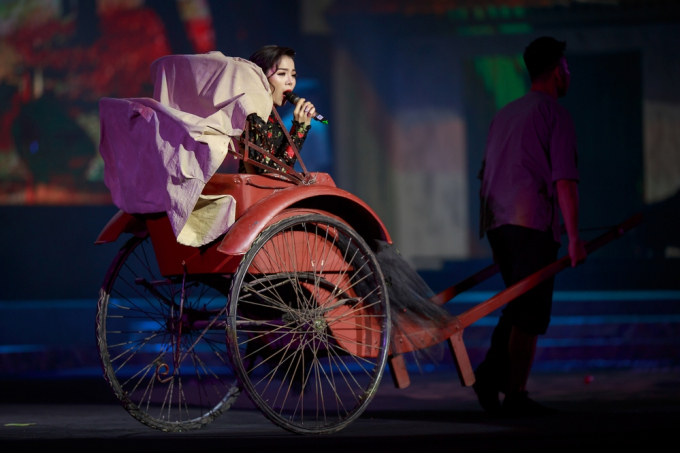 Lệ Quy&ecirc;n e thẹn l&agrave;m đ&aacute;m cưới với Quang Dũng tr&ecirc;n s&acirc;n khấu M&ugrave;a thu v&agrave;ng