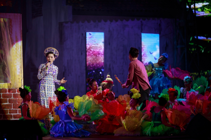 Lệ Quy&ecirc;n e thẹn l&agrave;m đ&aacute;m cưới với Quang Dũng tr&ecirc;n s&acirc;n khấu M&ugrave;a thu v&agrave;ng