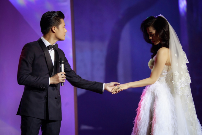 Lệ Quy&ecirc;n e thẹn l&agrave;m đ&aacute;m cưới với Quang Dũng tr&ecirc;n s&acirc;n khấu M&ugrave;a thu v&agrave;ng