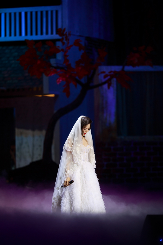 Lệ Quy&ecirc;n xinh đẹp trong chiếc v&aacute;y cưới.