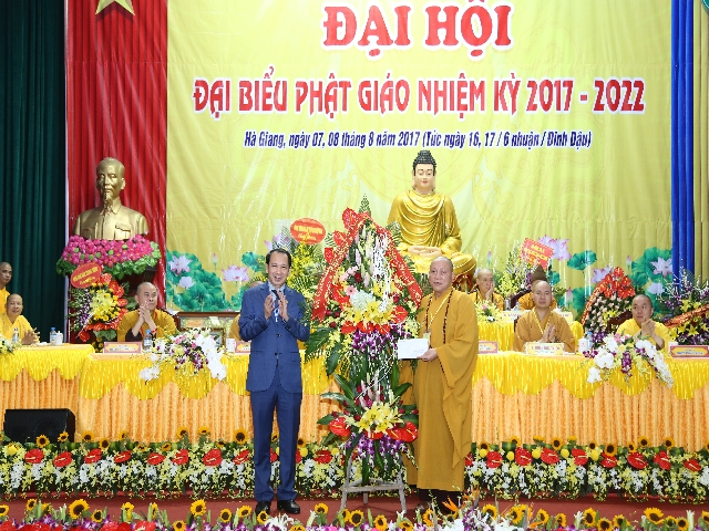 Ph&oacute; CT UBND Trần Đức Q&uacute;y v&agrave; HT. Th&iacute;ch Gia Quang