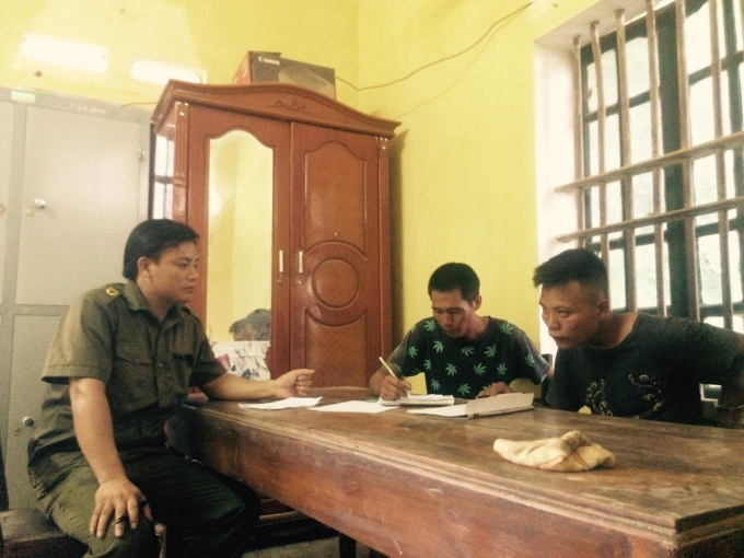 C&ocirc;ng an x&atilde; lấy lời khai của hai đối tượng.