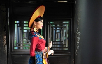 Gặp nhà thiết kế dát vàng trên áo dài Việt