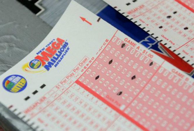 Một v&eacute; số Mega Millions. Ảnh: AFP