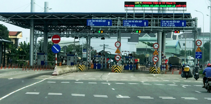 D&acirc;n địa phương n&oacute;i: H&agrave;ng trăm năm nay mới thấy phương tiện ra v&agrave;o Long Xuy&ecirc;n phải nộp ph&iacute;. Ảnh: H.L